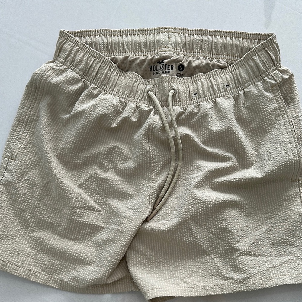 Hollister Men's Cream Shorts